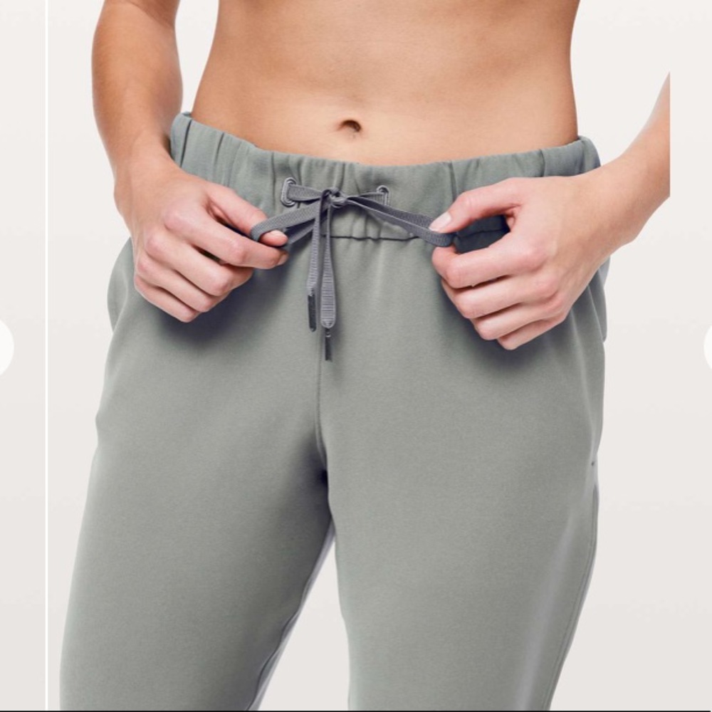 Lululemon On the Fly woven pant 25” gray sagegreen